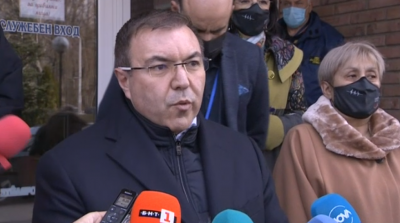 Министърът на здравеопазването проф Костадин Ангелов дава брифинг пред УМБАЛ