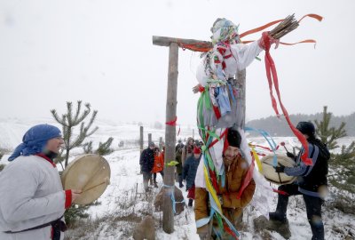 Руснаците изпратиха зимата с ритуала Масленица (Снимки)
