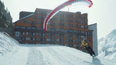 Парапланерист сътвори зимно шоу между небето и снега