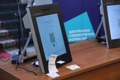 ЦИК направи демонстрация за граждани как да гласуват с машините