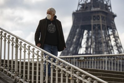 Франция въдежда нови строги ограничения - вечерен час за парижани