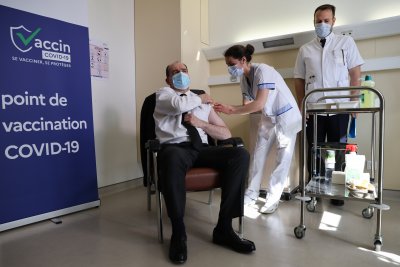 Някои страни в Европа подновиха имунизацията с "Астра Зенека", други - ще изчакат