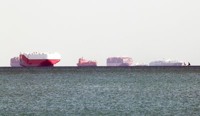 Хаос в Суецкия канал: Опашката от чакащи кораби достига почти до Индия