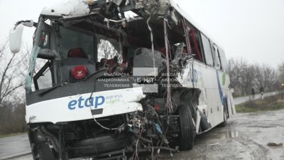 Тежка катастрофа между автобус и ТИР в района на великотърновското