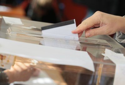 Съгласно Изборния кодекс Централната избирателна комисия назначава секционните избирателни комисии