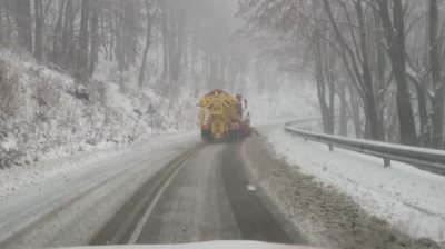 Няма затруднения в движението на прохода Шипка заради обилния снеговалеж