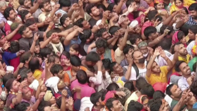 Стотици хора пренебрегнаха пандемията и отбелязаха фестивала на цветовете в Индия
