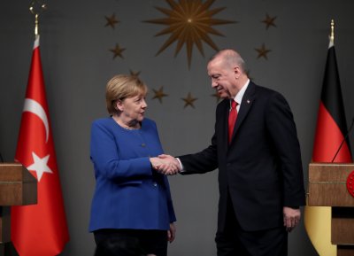 Турският президент Реджеп Ердоган разговаря чрез видеоконферентна връзка с германския