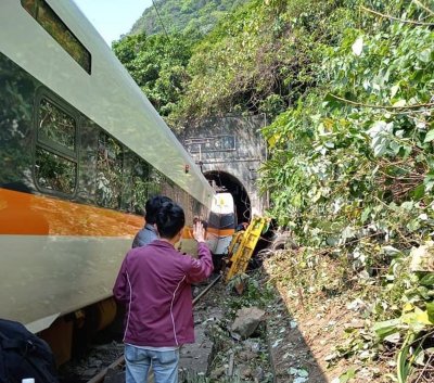 Най-малко 36 жертви и над 200 ранени при тежка железопътна катастрофа в Тайван