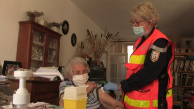 Във Франция пожарникари имунизират по домовете срещу COVID-19