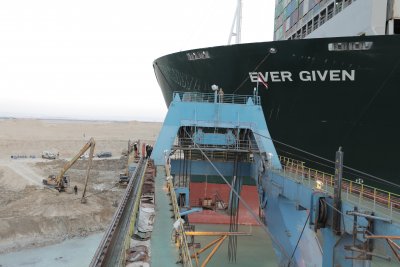 Освободиха частично контейнеровоза от Суецкия канал
