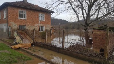 Жителите на село Димчево търсят помощ - домовете им се рушат след наводнение