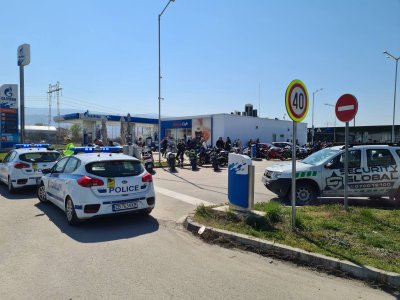 Полиция блокира бензиностанция заради мотористи в Пловдив