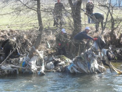 Доброволци почистиха коритото на река Места край Белица