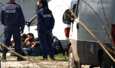 Ексклузивни кадри: Заловиха голяма група нелегални мигранти край Пловдив