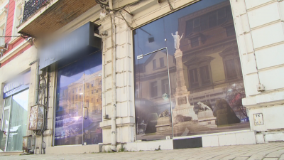 Витрините на фалирали магазини в Русе са облепени с пана със символите на града