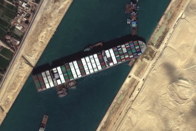 Суецкият канал продължава да е блокиран