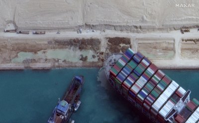 Усилията за освобождаване на огромния контейнеровоз който заседна в Суецкия