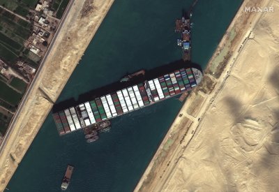 Суецкият канал продължава да е блокиран Заради инцидента светът губи