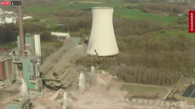 С две контролирани експлозии беше разрушена 80 годишна електроцентрала на въглища