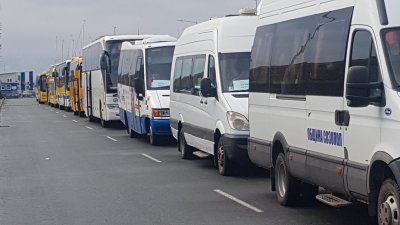 Автобусите и микробусите със секционните избирателни комисии изчакват на паркинга