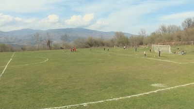 В пандемия: Млади момчета от Яворница преобразиха стадиона в селото