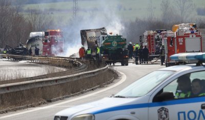 Цистерна и тир са катастрофирали на магистрала Тракия Единият шофьор