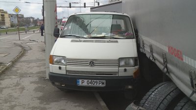 Верижна катастрофа между тир автомобил и микробус в Русе При