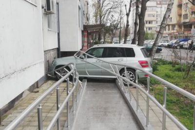 Кола се заби в жилищен блок в Бургас