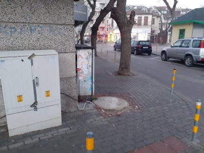 Опасни кабели на тротоар в центъра на Варна