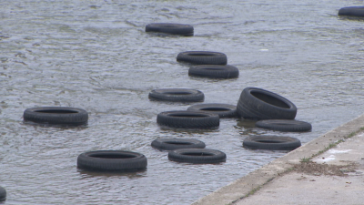 Изчистиха "плаващите" гуми от Слатинска река