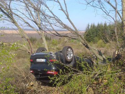 Кола се преобърна в канавката на пътя Варна - Бургас