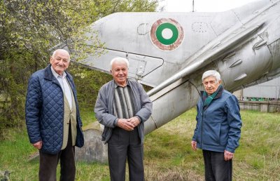 Трима 90-годишни български пилоти празнуваха заедно рождените си дни
