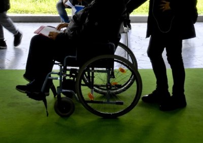 Мъж с увреждания направи сервиз за ремонт на инвалидни колички