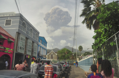 Хиляди са евакуирани заради изригването на вулкан на Сейнт Винсент