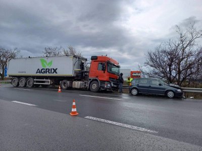 Двама души пострадаха при катастрофа край Шумен Пътният инцидент е възникнал