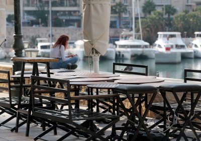 Основните училища и ресторантите остават затворени до Великден в Гърция
