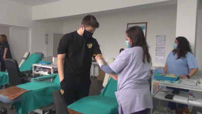 Абитуриенти от Бургас даряват кръв по случай завършването си