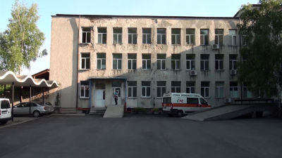 Пациент с COVID-19 скочи от 3-ия етаж на болницата в Карлово