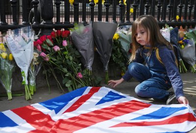 Живот в любов, дълг и служба: Великобритания потъна в скръб след смъртта на принц Филип (Снимки)