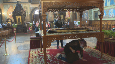 Във всички православни храмове в страната беше изнесена Христовата плащеница (ОБЗОР)