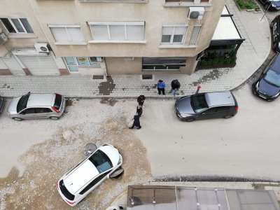 Автомобил пропадна в шахта в Пловдив (СНИМКИ)