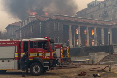 Пожар унищожава исторически сгради в Кейптаун