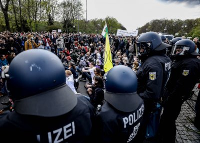 Полицията използва сълзотворен газ срещу протестиращи в Берлин Недоволството е