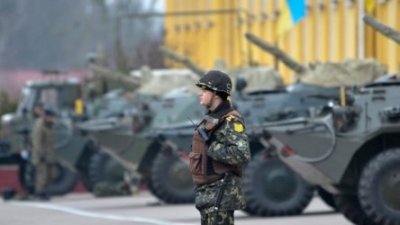 Русия започва да изтегля войските си от границите с Украйна