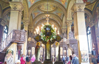 Опашка от вярващи да минат под Христовата плащеница в "Свети Александър Невски"