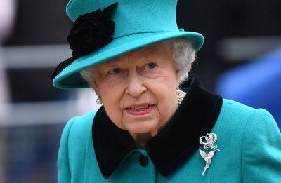 Кралица Елизабет II награди британска компания за секс играчки