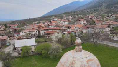 Храм в дупнишкото село Бистрица посреща вярващите с дупка в покрива