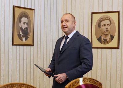 Президентът Радев призова правителството в оставка да внесе в парламента