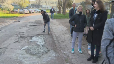 Жители на "Ботунец" сами запълват дупките по улиците в квартала